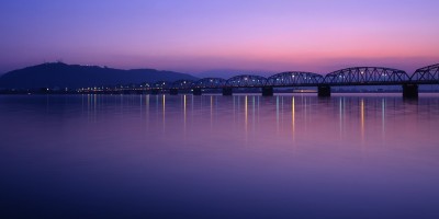 吉野川橋と眉山夕景